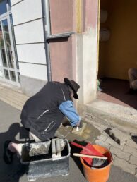 Gunter Demnig bei der Stolpersteinverlegung für Familie Katz