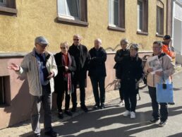 Matthias Weibrecht vom Stolperstein e.V. Gera - links -