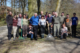 Arbeitseinsatz des Fördervereins 2018 im Schlosspark Marisfeld, Andrea Walther rechts knieend