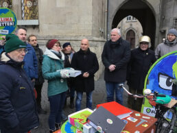 Übergabe der Unterschriften-Ordner durch Nadine Baumann am 16. Dezember 2022 an den damaligen OB Andreas Bausewein (SPD, 3.v.r.) und Umweltdezernent Andreas Horn (CDU, Mitte). Ganz links Robert Bednarsky