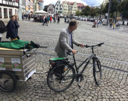 Robert Bednarsky im Sommer 2022 mit dem Info-Mobil des Klimaentscheids